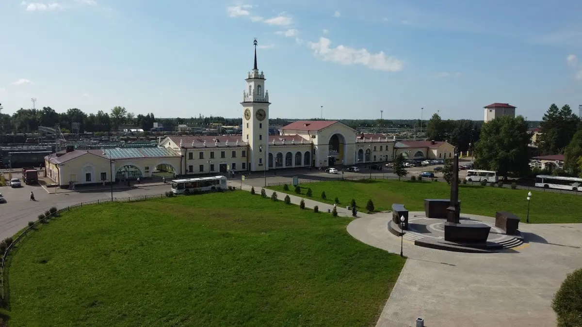 Жилые дома в Волхове у реки